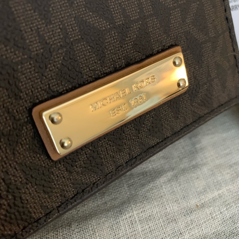 Michael Kors Authentic Wallet - Picture 2 of 5